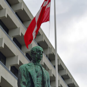 Tietgenstatuen foran hhx med flag i baggrunden