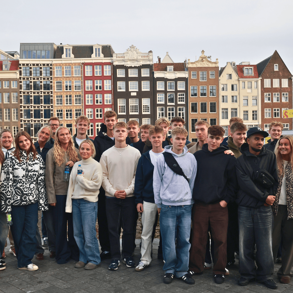 Gruppebillede, fra hhx studieturen, foran de ikoniske huse langs kanalen i Amsterdam