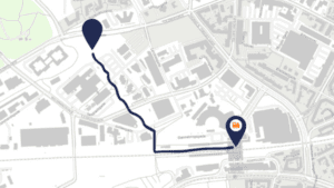 Seebladsgade 12 ligger mindre end én kilometer fra Odense Banegård, hvilket svarer til cirka 10 minutter gang. Du kan tage en genvej over Byens Bro, fortsætte mod VUC og gå forbi UCL.